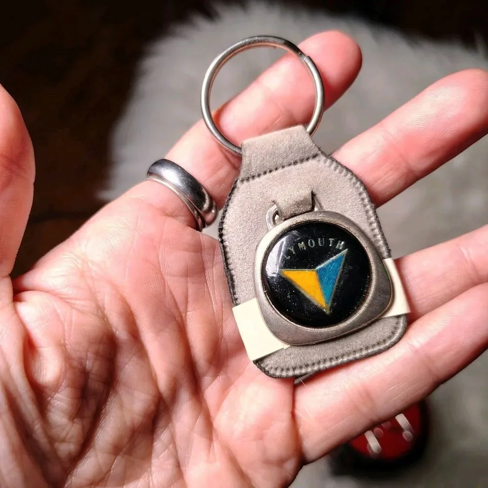 VERY 🇺🇸 COOL 1970s “PLYMOUTH” AUTOMOTIVE  KEYCHAIN KEYRING/KEYFOB/RT1